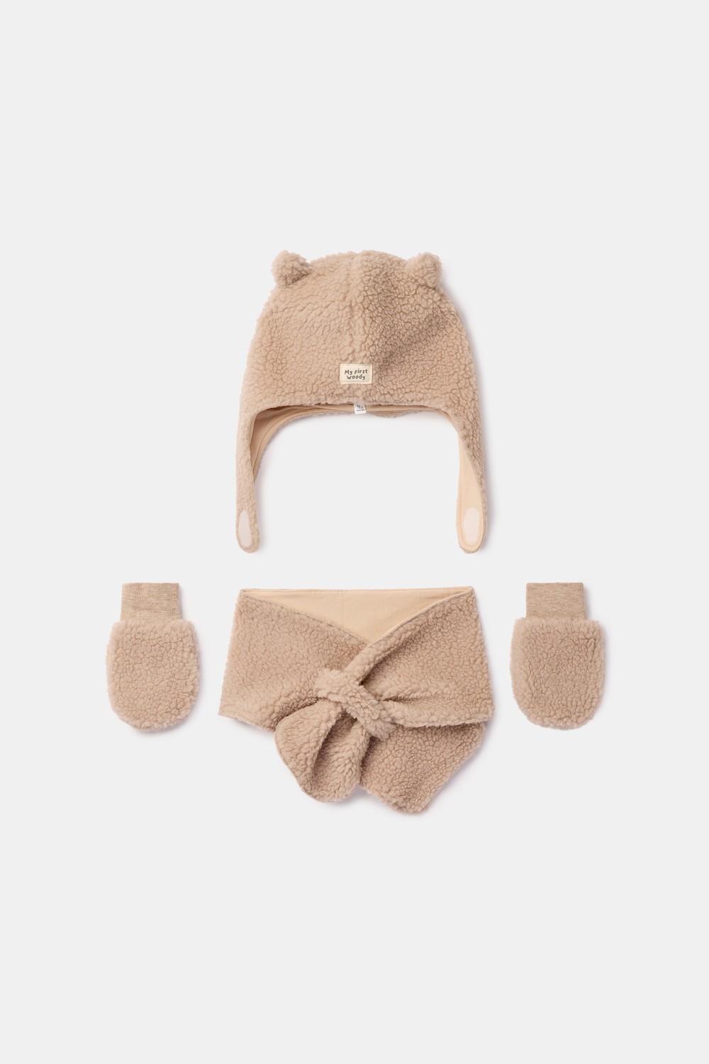 Beige set van muts, sjaal en wantjes van zachte teddystof