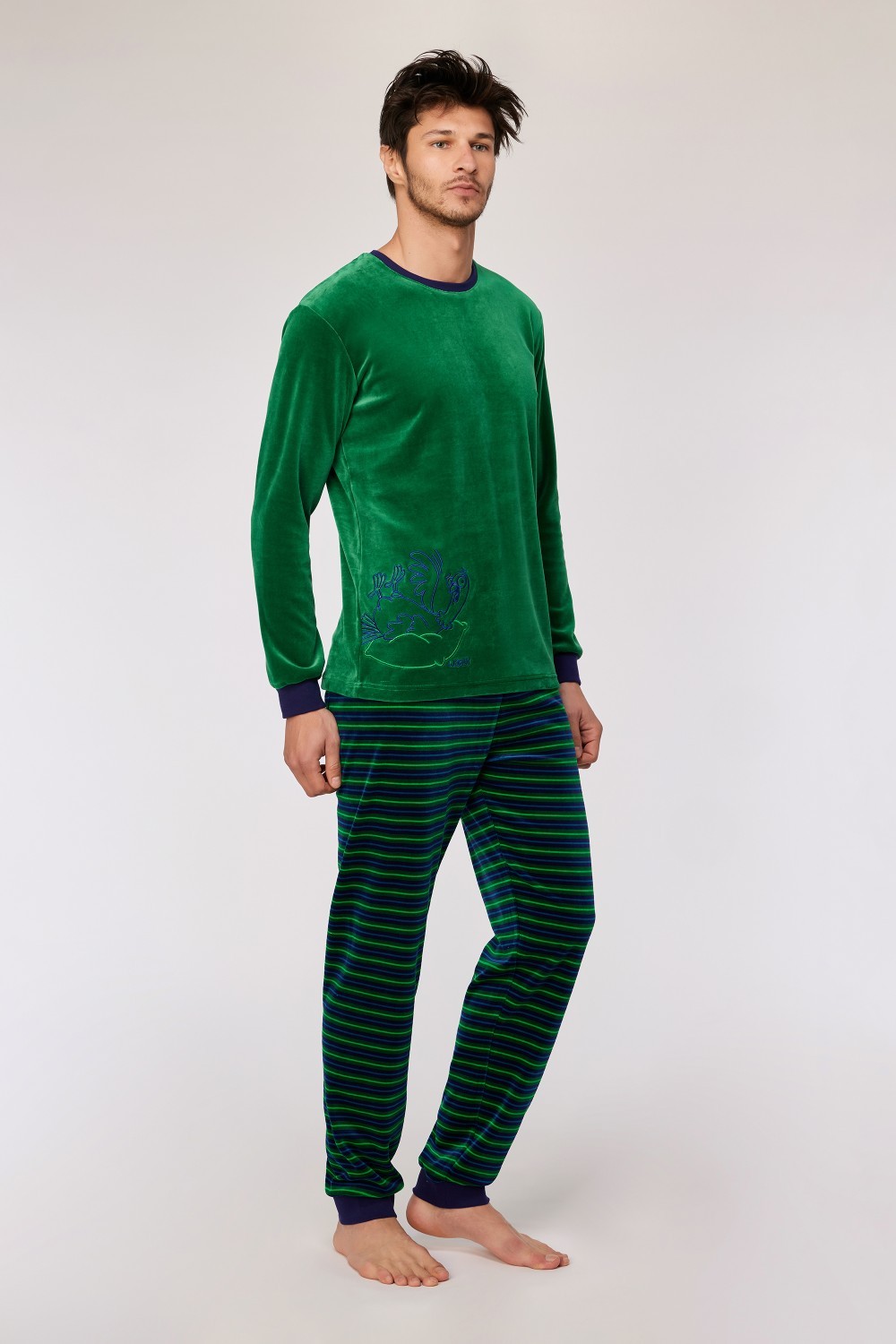 Donkergroene pyjama in velours met gestreepte broek